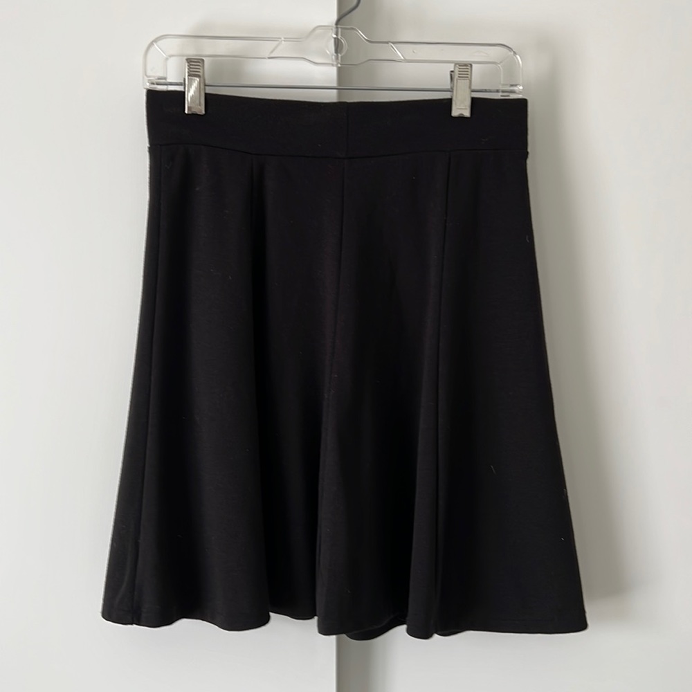 Black skirt A-line, L 21“, W 29“. Very good condition Smoke free environment.